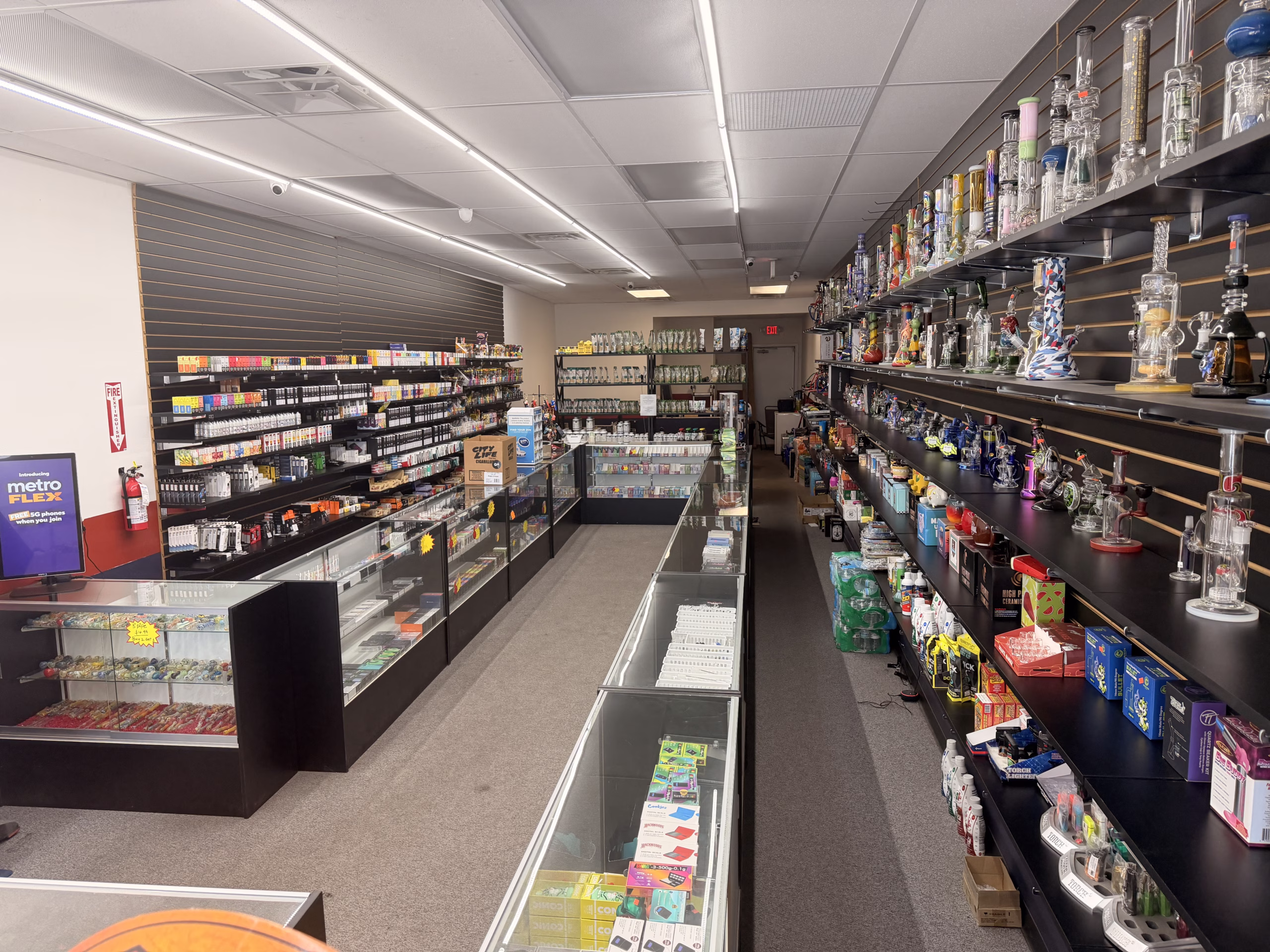 smokes-vapes-voporizers-glass-pipes-bongs